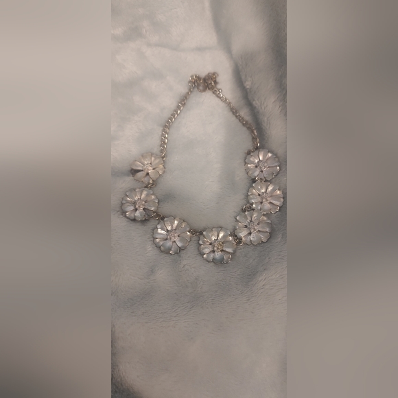 Beautiful and different flower necklace. - Picture 1 of 2